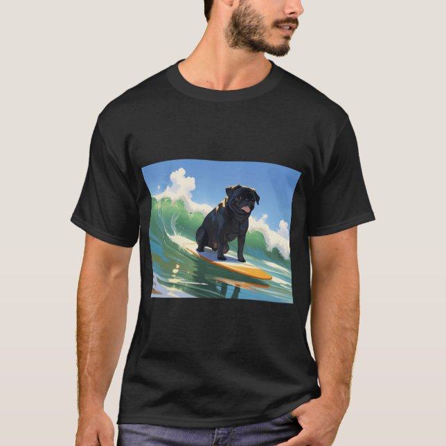 Schwarzer Mops geht im Urlaub surfen T-Shirt (Vorderseite)