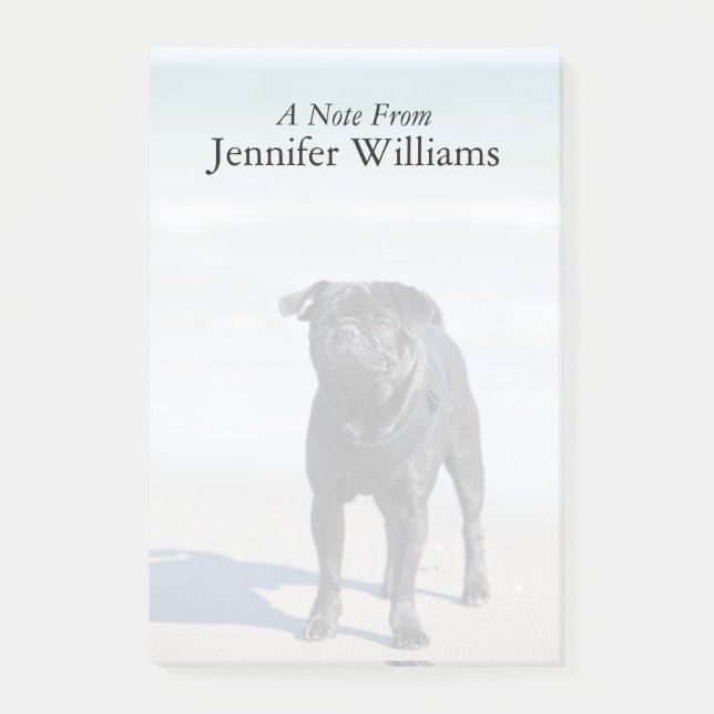 Schwarzer Mops stehend auf dem Strand Post-it Klebezettel (Vorderseite)