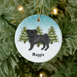 Schwarzer Mops süßer Cartoon-Hund Schneebedeckter Keramik Ornament