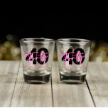 Schwarzer Neon Pink 40. Geburtstag Shot Glass Schnapsglas<br><div class="desc">Feiern Sie mit diesem Neonschild inspiriert 40. Geburtstagsbrille. Personalisieren Sie Ihre eigene Nachricht oder Ihren eigenen Namen.</div>