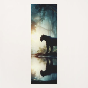 Schwarzer Panther spiegelt sich im Wasserbecken im Yogamatte