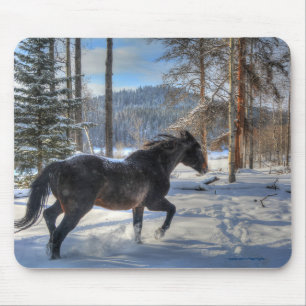 Schwarzer Percheron im Wald und im ersten Winter S Mousepad