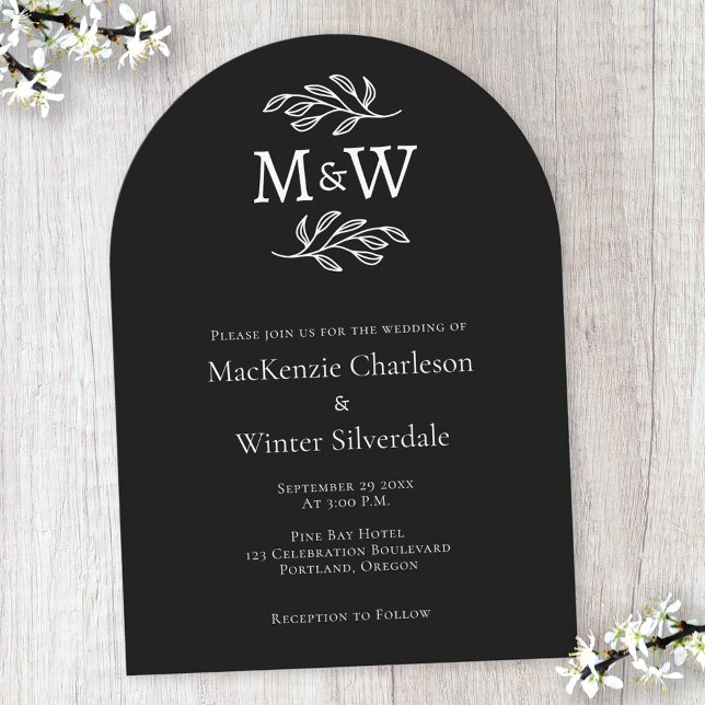 Schwarzer Pfeil für das Hochzeitpaar Monogram Einladung (Modern black arch wedding invitation with couple monogram initials and botanical leaf sprig line art)
