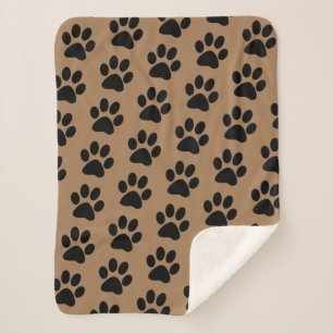 schwarzer Pfotendruck auf braun Sherpadecke