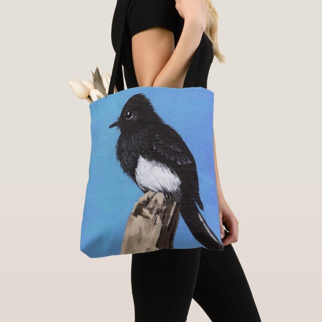 Schwarzer Phoebe Vogel auf blauer Taschen-Tasche (Von Nahem)