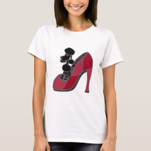 Schwarzer Pudel, der in einem rosa Absatz-Schuh T-Shirt