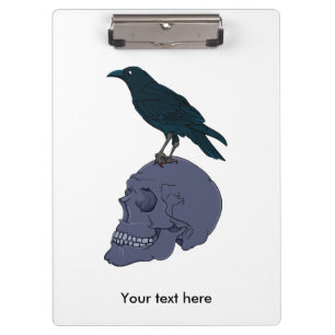 Schwarzer Rabe auf einem grauen menschlichen Schäd Klemmbrett