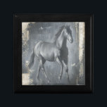 Schwarzer Running Stallion Erinnerungskiste<br><div class="desc">Dieses Gemälde von Ethan Harper ist faszinierend. Er fasste die Schönheit des Hengstes zusammen,  der mit zwei einfachen Farben assoziiert wurde: schwarz und beige. Dieser zeitgenössische Kunstdruck eines schwarzen Hengstes verleiht jedem Wohnzimmer,  Esszimmer oder Schlafzimmer Charakter.</div>