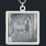 Schwarzer Running Stallion Versilberte Kette<br><div class="desc">Dieses Gemälde von Ethan Harper ist faszinierend. Er fasste die Schönheit des Hengstes zusammen,  der mit zwei einfachen Farben assoziiert wurde: schwarz und beige. Dieser zeitgenössische Kunstdruck eines schwarzen Hengstes verleiht jedem Wohnzimmer,  Esszimmer oder Schlafzimmer Charakter.</div>