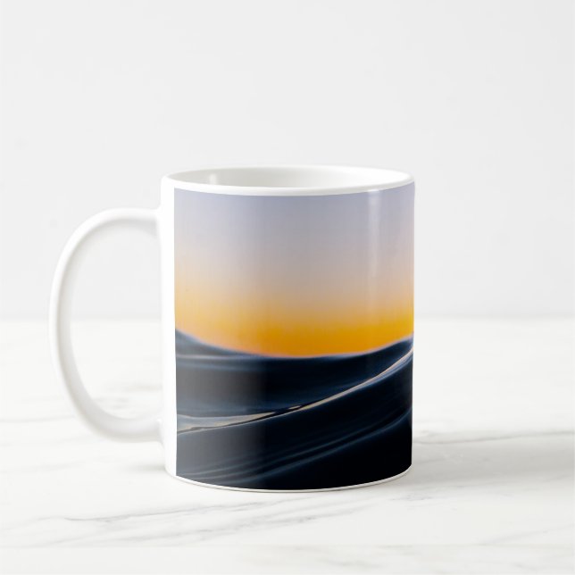SCHWARZER SAND UNTER ORANGE SKY WÄHREND DES SONNEN KAFFEETASSE (Links)
