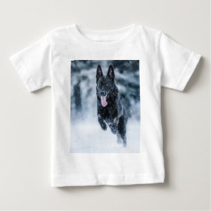 Schwarzer Schäfer im Schnee Baby T-shirt