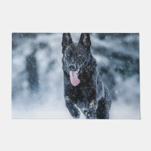 Schwarzer Schäfer im Schnee Fußmatte