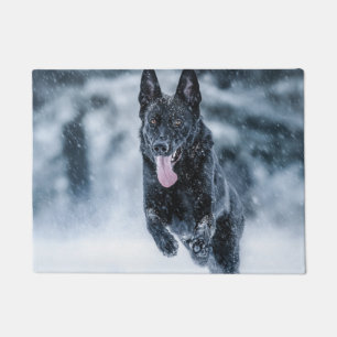Schwarzer Schäfer im Schnee Fußmatte