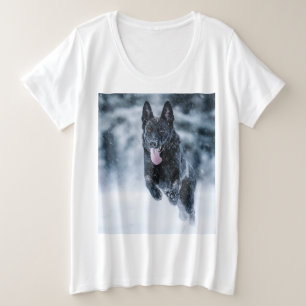Schwarzer Schäfer im Schnee Große Größe T-Shirt