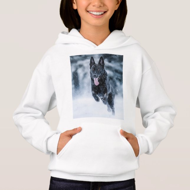 Schwarzer Schäfer im Schnee Hoodie (Vorderseite)