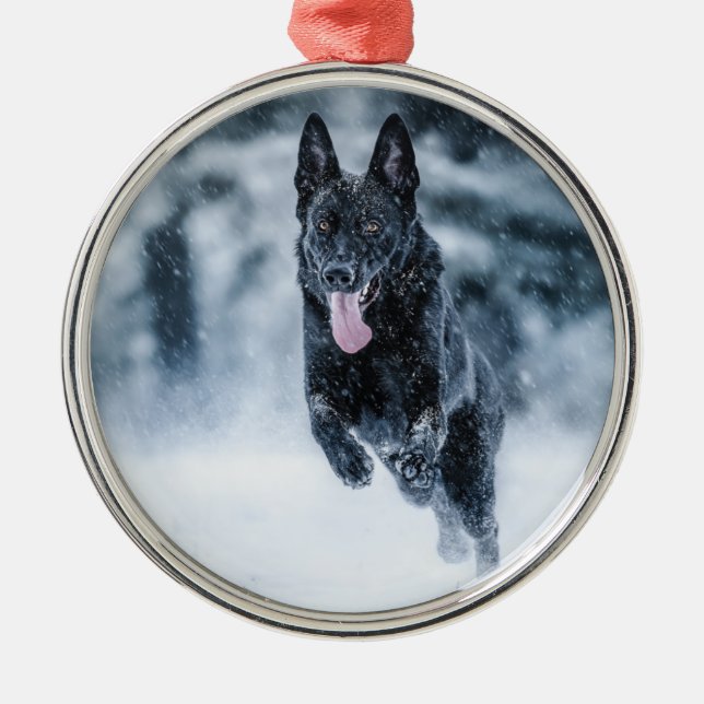 Schwarzer Schäfer im Schnee Ornament Aus Metall (Vorne)