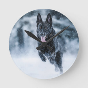 Schwarzer Schäfer im Schnee Runde Wanduhr