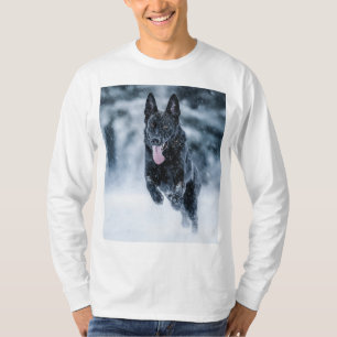 Schwarzer Schäfer im Schnee T-Shirt