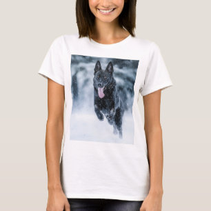 Schwarzer Schäfer im Schnee T-Shirt