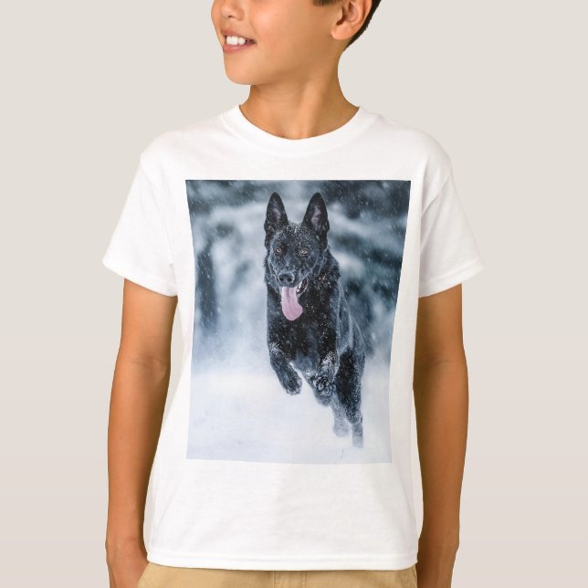 Schwarzer Schäfer im Schnee T-Shirt (Vorderseite)