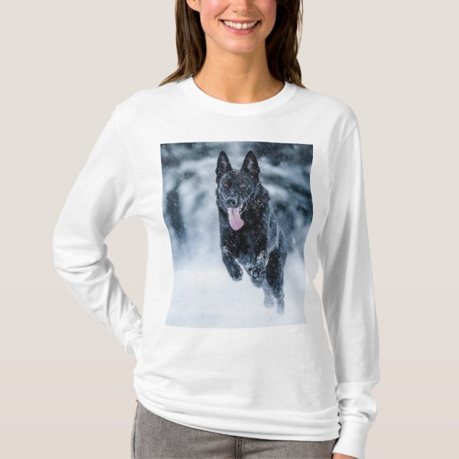 Schwarzer Schäfer im Schnee T-Shirt (Vorderseite)