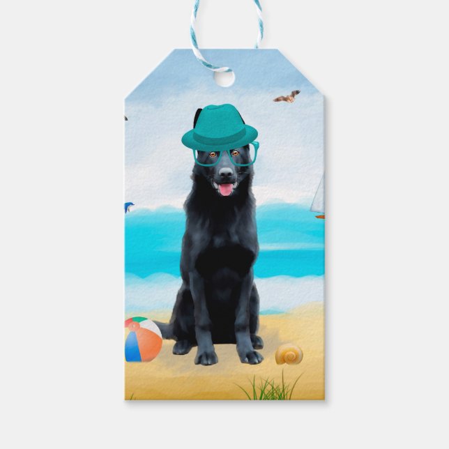 Schwarzer Schäferhund am Strand Geschenkanhänger (Vorderseite)