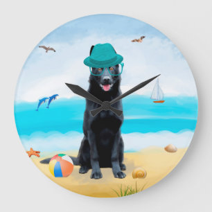 Schwarzer Schäferhund am Strand Große Wanduhr