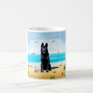 Schwarzer Schäferhund am Strand Kaffeetasse