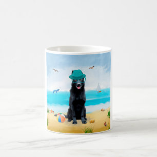 Schwarzer Schäferhund am Strand Kaffeetasse