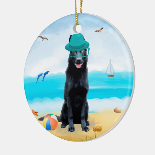 Schwarzer Schäferhund am Strand Keramik Ornament (Links)