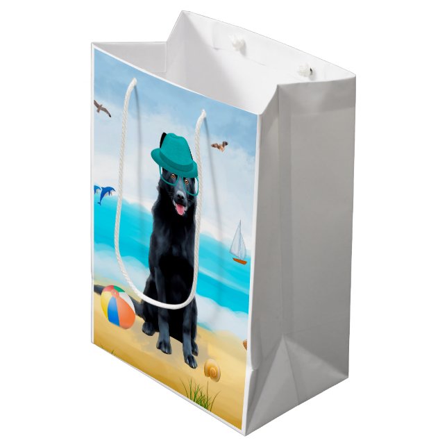 Schwarzer Schäferhund am Strand Mittlere Geschenktüte (Vorderseite Schrägansicht)