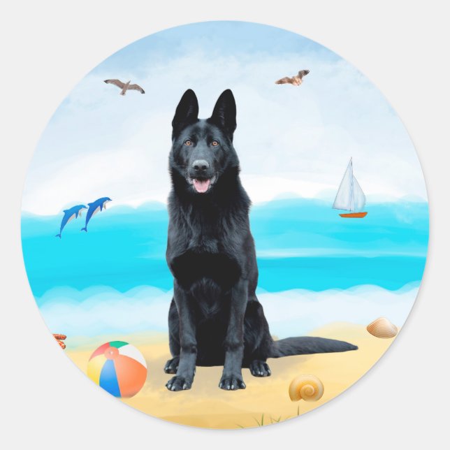 Schwarzer Schäferhund am Strand Runder Aufkleber (Vorderseite)