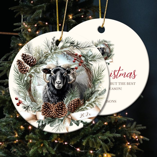 Schwarzer Schafzüchter Weihnachtspinecone Keramik Ornament (Black sheep farm animal Christmas pinecone wreath Ceramic Ornament)