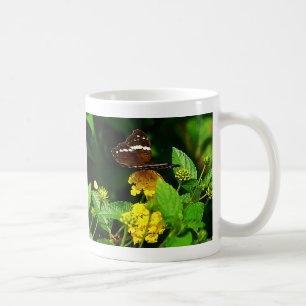 Schwarzer Schmetterling auf dem Gelben Lantana Kaffeetasse