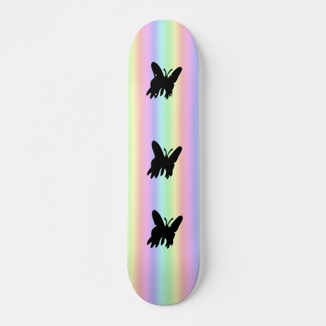 Schwarzer Schmetterling auf Regenbogen Skateboard (Vorne)