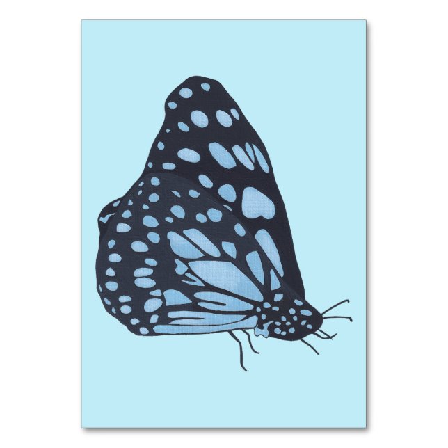 Schwarzer Schmetterling beim Lesen von Taschenkart Tischnummer (Vorderseite)