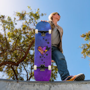 Schwarzer Schmetterling im Regenbogenherz Skateboard