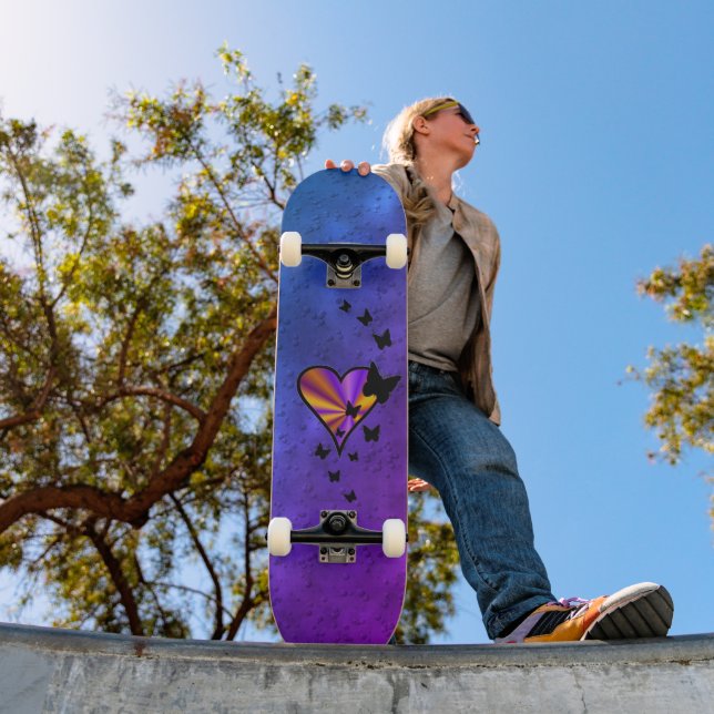 Schwarzer Schmetterling im Regenbogenherz Skateboard (Außenbereich 1)