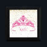 Schwarzer Schmuck Pink Tiara Golden Stars Personal Schmuckschachtel<br><div class="desc">Diese Schmuck/Trinket Box aus schwarzem Holz mit einem weißen und goldenen Sternenhimmel und einem großen rosa Tiara in der Mitte. Personalisierter Beispielname von "Kate" für Sie, um Ihre eigene Wahl zu ändern. Behalt deinen Schmuck oder Keepsakes in dieser hübschen Schachtel. Perfekt für Ihre Prinzessin. Passen Sie diesen Artikel oder Kauf...</div>