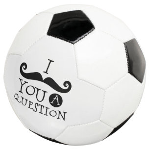 Schwarzer Schnurrbart, ich stelle Ihnen eine Frage Fußball