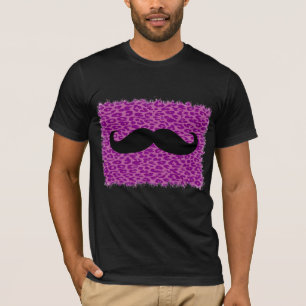 Schwarzer Schnurrbart und violetter Leopardenfell T-Shirt