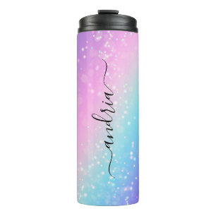 Schwarzer Schriftname auf Bokeh-Sternen, Lila und  Thermosbecher
