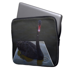 Schwarzer Schwan im Maßteich schwimmen, Laptopschutzhülle