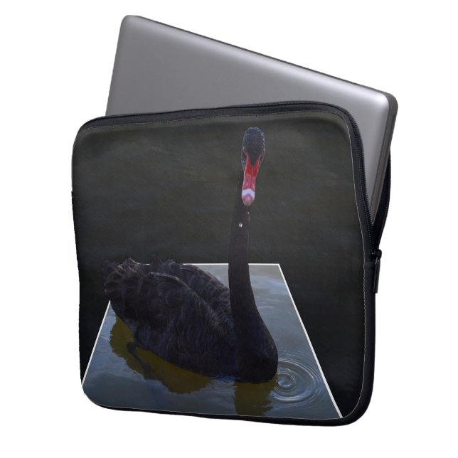 Schwarzer Schwan im Maßteich schwimmen, Laptopschutzhülle (Vorderseite Links)