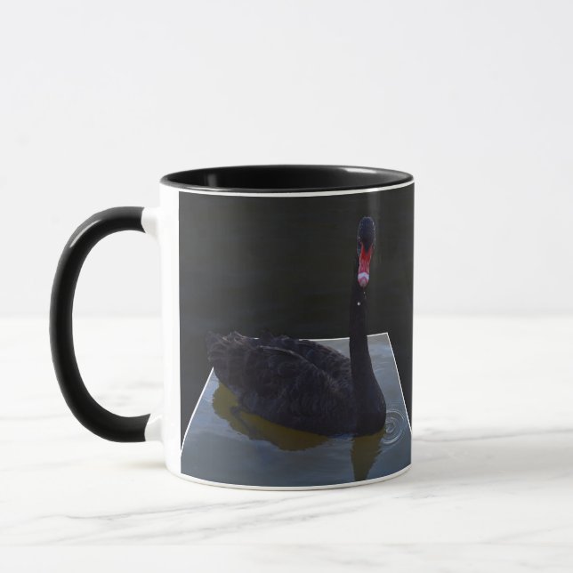 Schwarzer Schwan im Maßteich schwimmen, Tasse (Links)