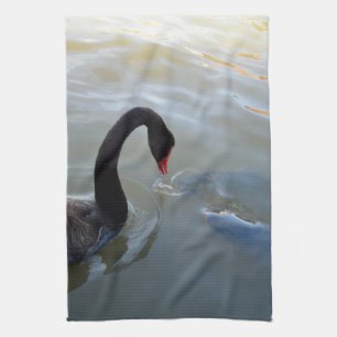 Schwarzer Schwan wird von Fisch angegriffen, Teetu Geschirrtuch