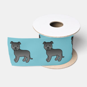 Schwarzer Staffordshire Bull Terrier Hund auf Blau Satinband