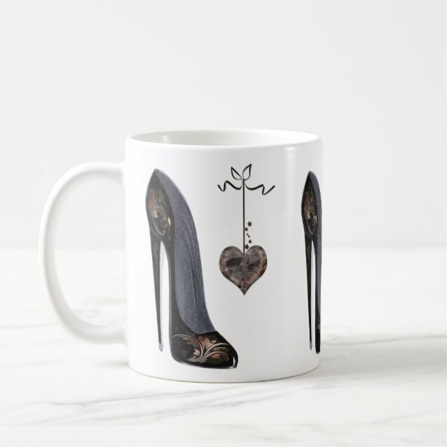 Schwarzer Stilett-Schuh und Herz Tasse (Links)