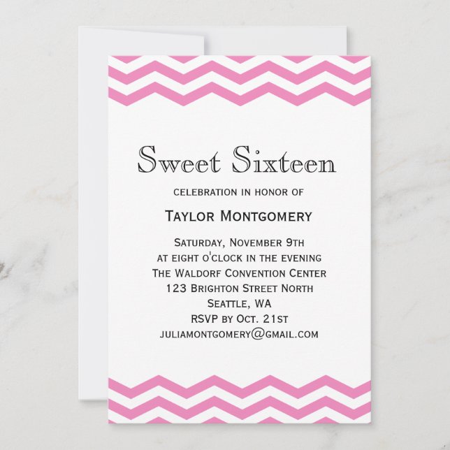 Schwarzer Typ und Rosa Zickzack Sweet 16 Einladung (Vorderseite)
