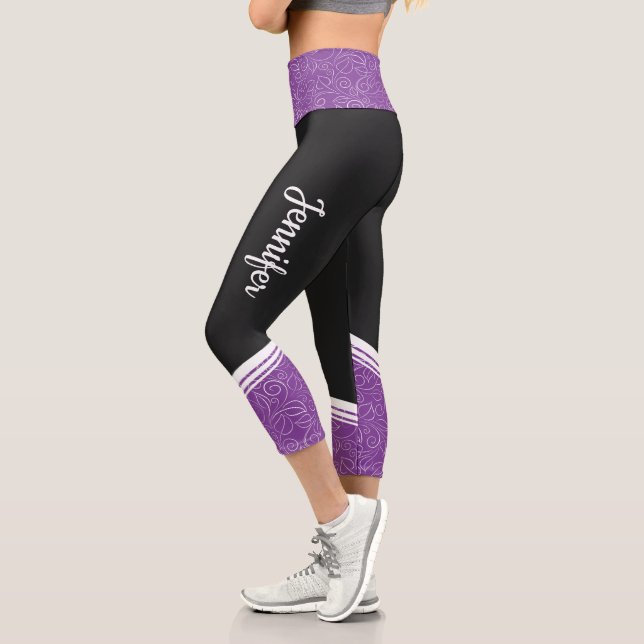 Schwarzer und dunkler Lavendel mit weißem Blumenst Capri Leggings (Links)